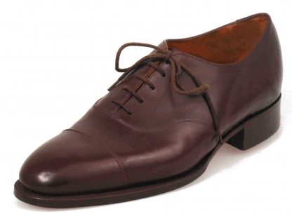 Austere Oxford shoes with plain straight caps