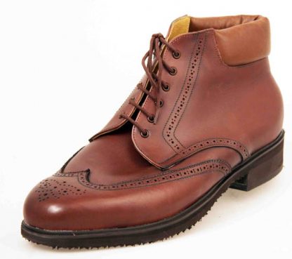 Derby boots with brogueing and wing cps
