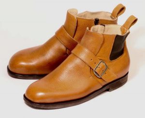 Made-to-measure shoes for swollen feet 